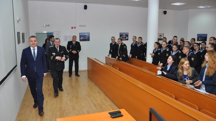 С ПОСЕЩЕНИЕ ВЪВ ВВМУ „Н.Й.ВАПЦАРОВ“ продължи поредицата срещи на кмета Иван Портних със студентите във Варна във връзка с Европейска младежка столица. Снимка ПЛАМЕН ГУТИНОВ