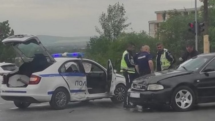 Ауди блъсна полицейска патрулка във Варна