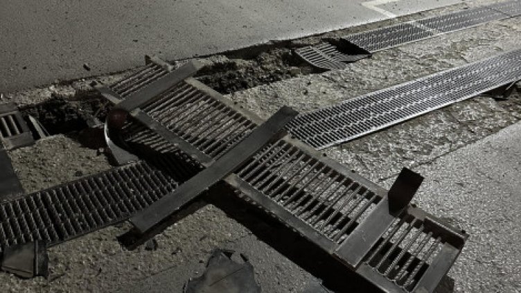 Опасна шахта дебне шофьори край варненски мол (СНИМКА)