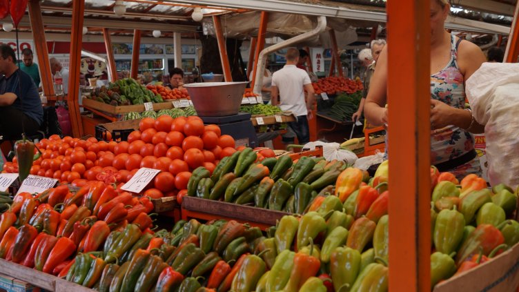 Цената на доматите пада