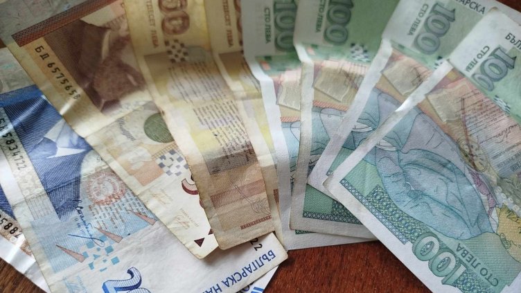 Мъж внесе 4000 лв., посипани с нафталин, и предизвика пожар в наша банка