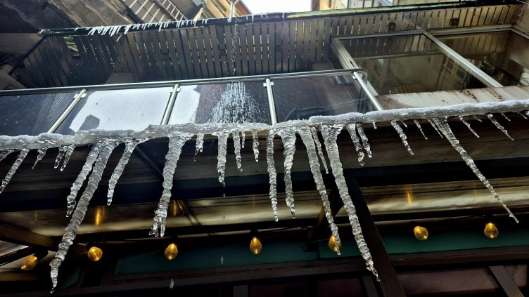 Разпуснаха учениците в две области заради снега