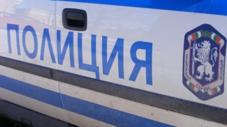 Младежи с голф потрошиха коли на бул. "Цар Освободител"