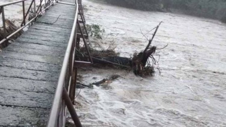 Мъж от наводнено село стоя цял ден на покрива на къщата