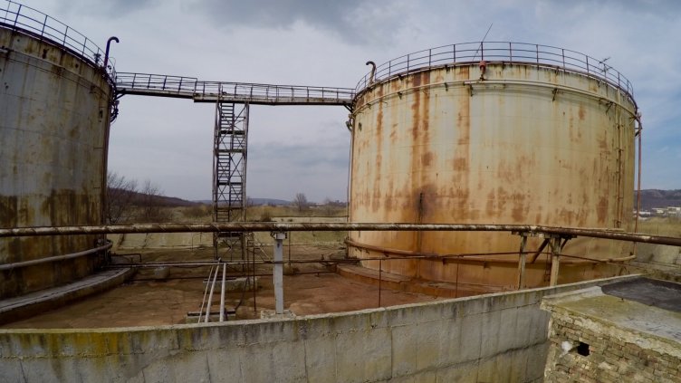 Висока киселинност показват пробите на трихоретана от повредения резервоар в "Полимери"