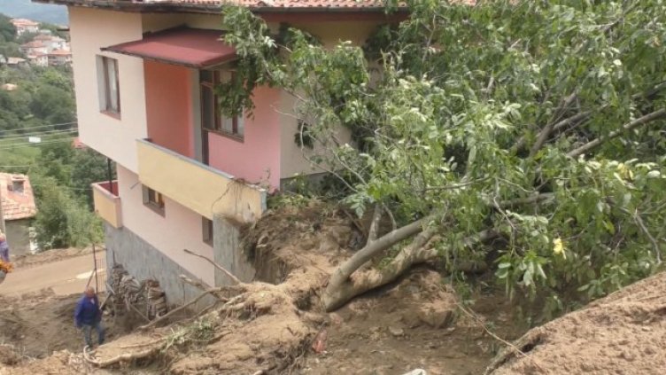 Дъждовете активираха свлачища в Смолянско