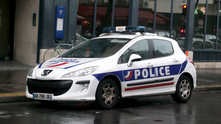 Атакуваха полицейски участък в Париж