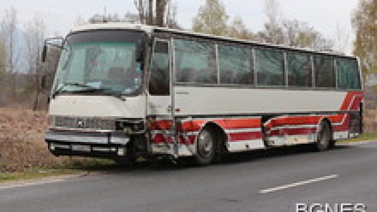 Кола се вряза в автобус край Павел Баня
