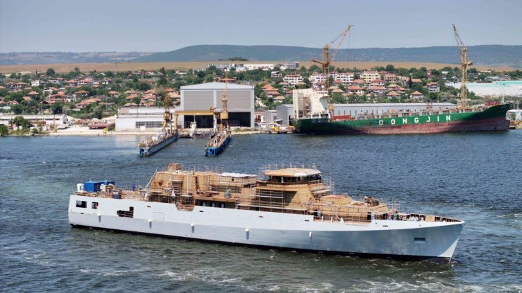 Спуснаха на вода първия от двата нови кораба за ВМС