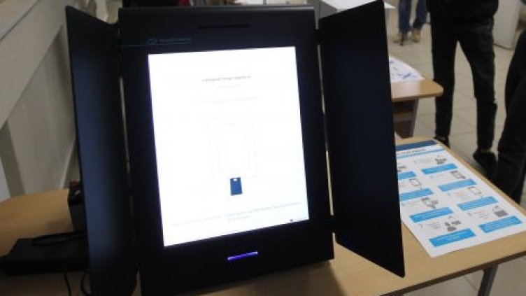 Куриози: Член на комисия изключи машината, за да зареди телефона си