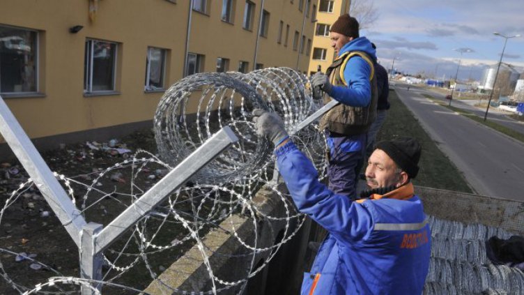 Вдигат 4-метрова ограда в разпределителния център в Пъстрогор 