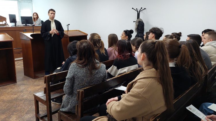 Дванадесетокласници наблюдаваха реално дело в Районен съд-Варна