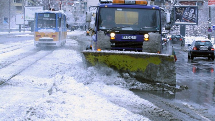Спират временно движението по някои булеварди в София заради снегопочистване