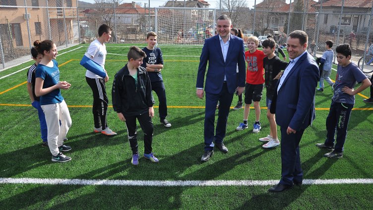 Иван Портних откри новото спортно игрище във Виница