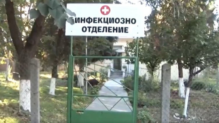 Болници без легла, връщат болни с COVID-19. Защо се случва това, защо?