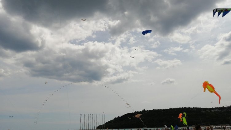 Цветни хвърчила изпъстриха небето над "Аспарухово" (СНИМКИ)