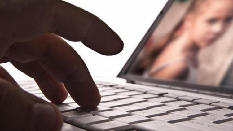 В пандемията: Двоен скок на тормоза на деца в интернет