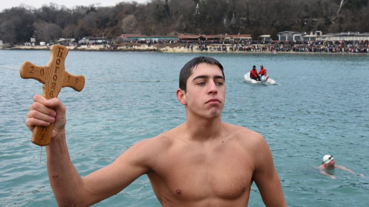 Вижте кой извади богоявленския кръст във Варна (СНИМКИ)