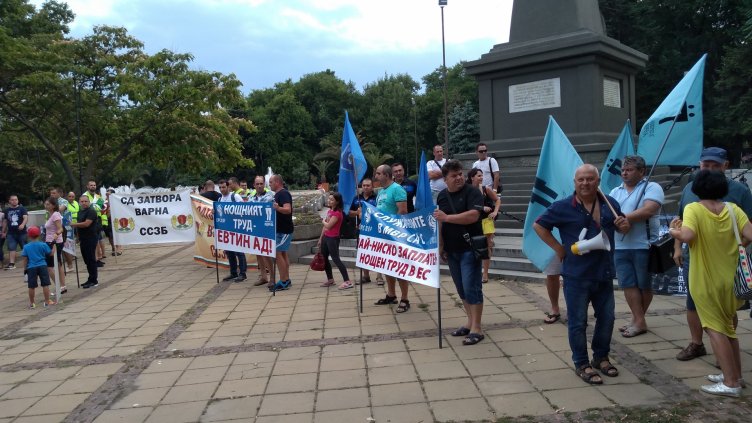 Над 100 служители на реда протестират във Варна (СНИМКИ)