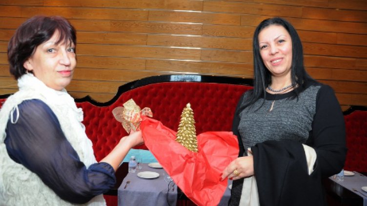 Управителят на фондацията Елена Косева(вдясно) получи подарък елхичка, изработена от децата от дом &quot;Другарче&quot;. Снимка ПЛАМЕН ГУТИНОВ