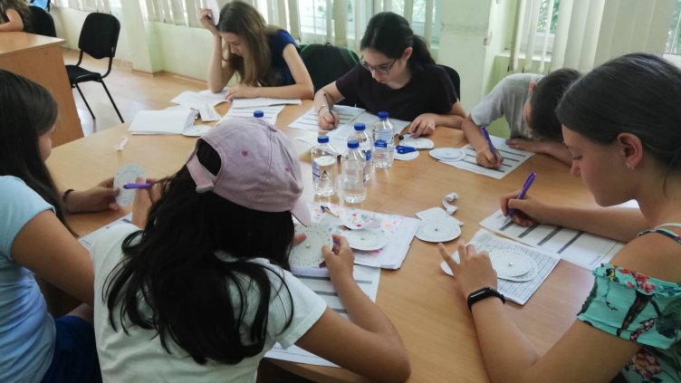 Варненски ученици се учиха да дешифрират тайни съобщения