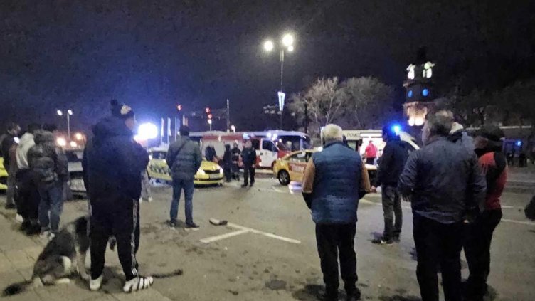 При зверската катастрофа снощи е пометено още едно такси на пияцата пред Катедралата във Варна
