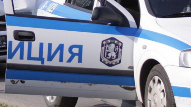 Маскиран преби, души и ограби жена пред банка