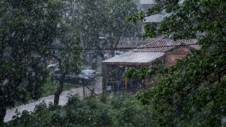 Проливен дъжд наводни улиците в Пловдив