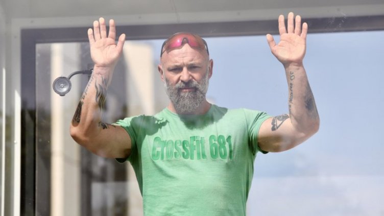 Ултрамаратонец се самоизолира в стъклена клетка (СНИМКИ)