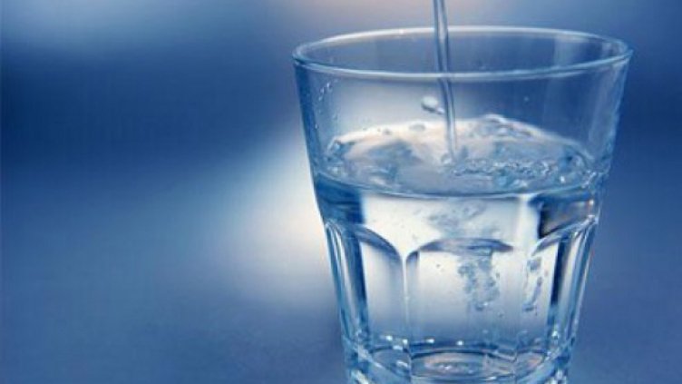 Пийте чаша топла вода на празен стомах рано сутрин