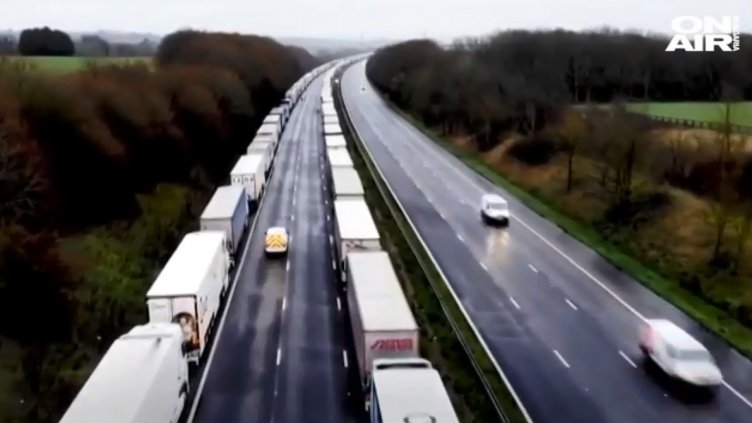 Блокиран български шофьор  на Дувър: Возя 8 души, деца, а сме без храна, вода