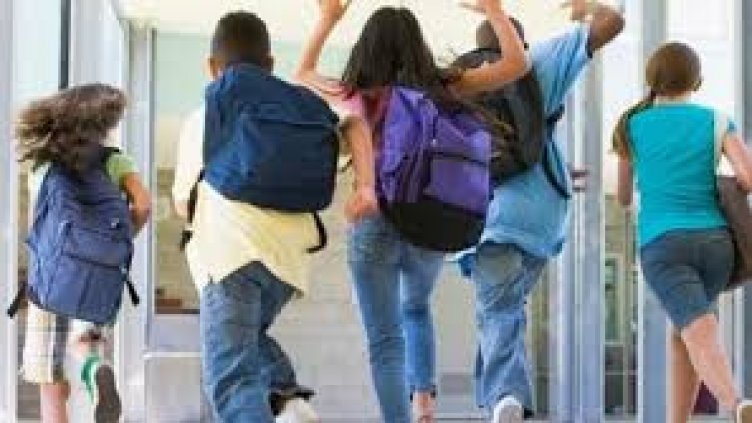 Родители във Варна се оплакват от тежките раници на децата