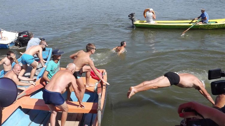 Повече от 50 смелчаци на различни възрасти се хвърлиха да преплуват Дунав