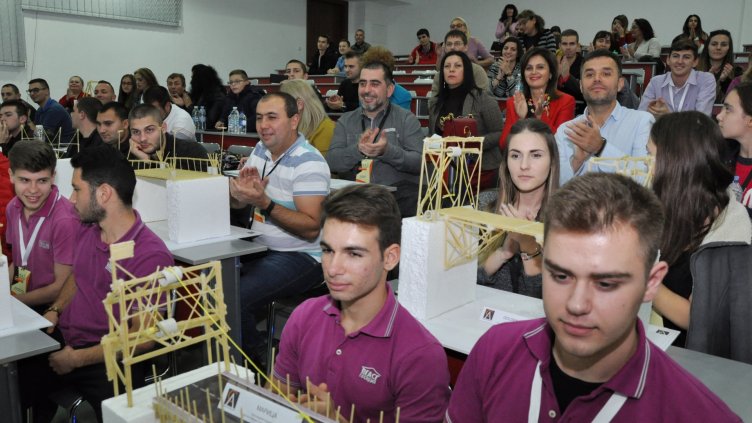 Мостове от спагети издържаха над 12 кг натоварване