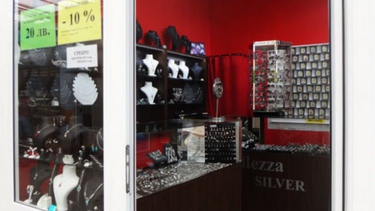 Арестуваха 32-годишен, обрал 3 магазина за бижута на Колхозния пазар във Варна