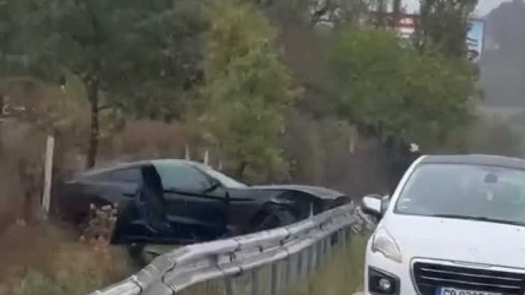 Мъж загина на място в адска катастрофа на АМ Хемус, мантинелата влязла в купето през шофьорската врата