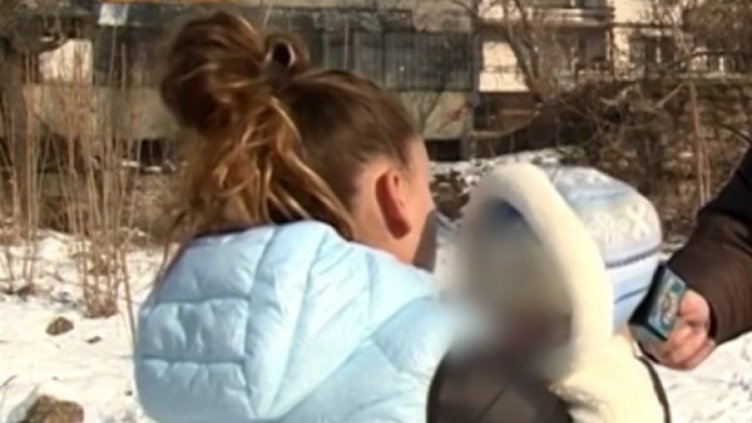 Закрила със сила! Социални притискат майка да остави детето си!