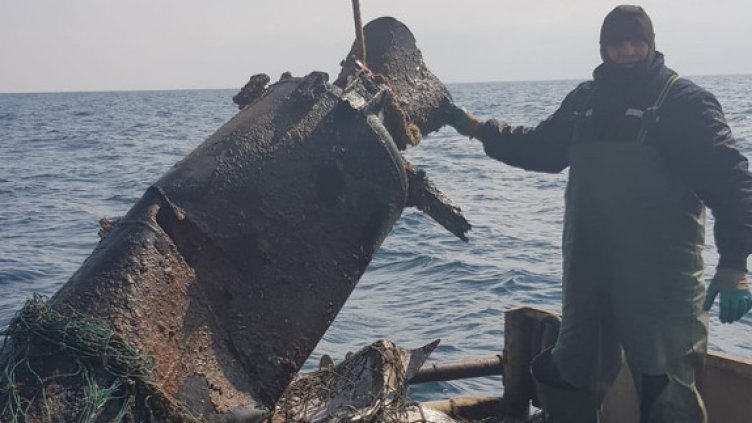 7 тона стари рибарски мрежи извадиха варненски рибари