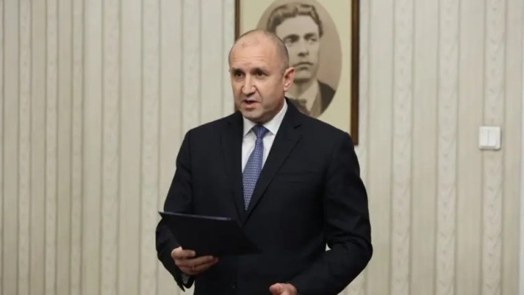 Президентът връчва първия мандат в сряда