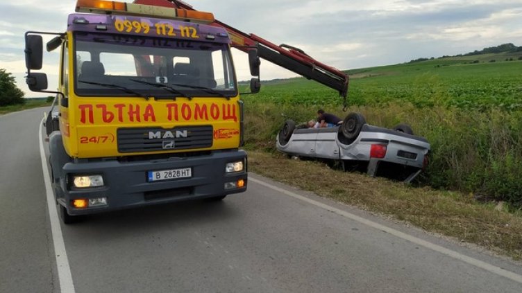 Автомобил на "Пътна помощ" блъсна камион във Варненско