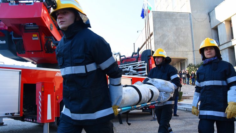 Доброволци и огнеборци направиха зрелищна демонстрация по спасяване при пожар във Варна (СНИМКИ)