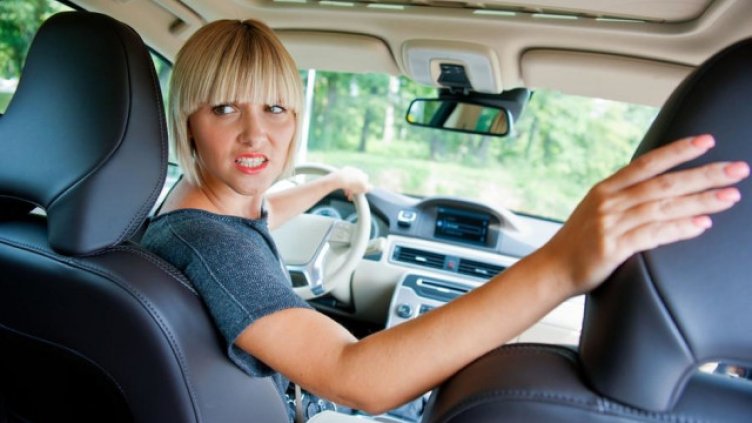 Задавали ли сте си въпроса: Колко време кола може да се движи на задна?