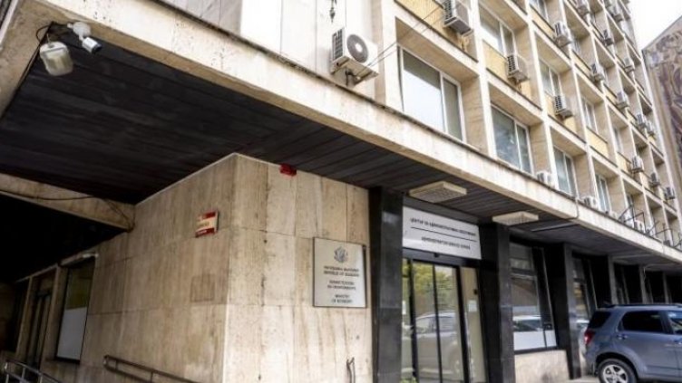 Намаляват шефските заплати в държавните фирми