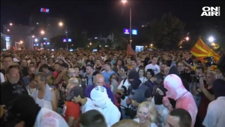 Близо 20 хиляди македонци излязоха на протест в Скопие