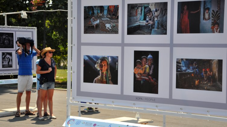 Варненци и гости на града се спират на входа на Морската градина, за да разглеждат международната фотоизложба.  Снимка Пламен Гутинов.