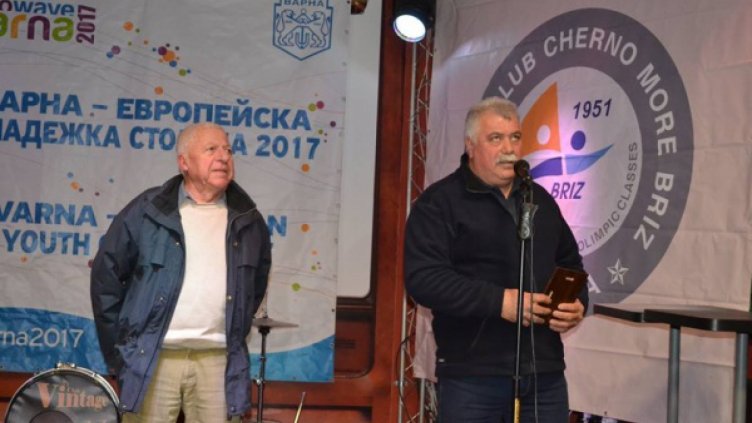 РОСЕН МАРАНГОЗОВ (ВДЯСНО) СЕ ПОЛЗВА С ДОВЕРИЕТО както на младите ловци на вятър, така и на легенди във ветроходството.