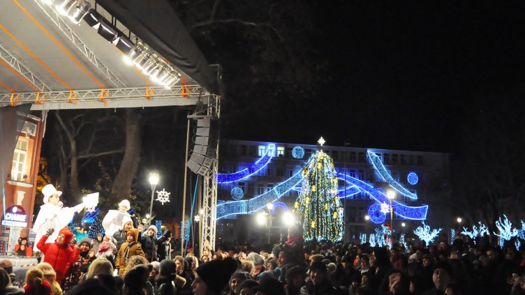 Грейна коледната елха във Варна (СНИМКИ)