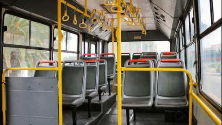 Вратата на автобус притисна жена и я събори на тротоара