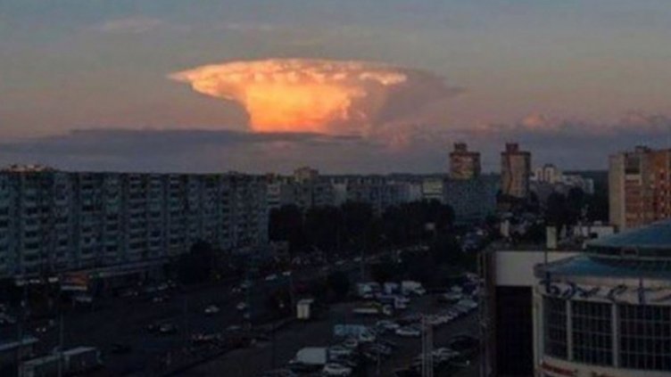 Облак като "ядрена гъба" шашна жителите на Казан (СНИМКИ)