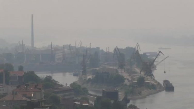 Русе е обгазен от запалени стърнища в Румъния